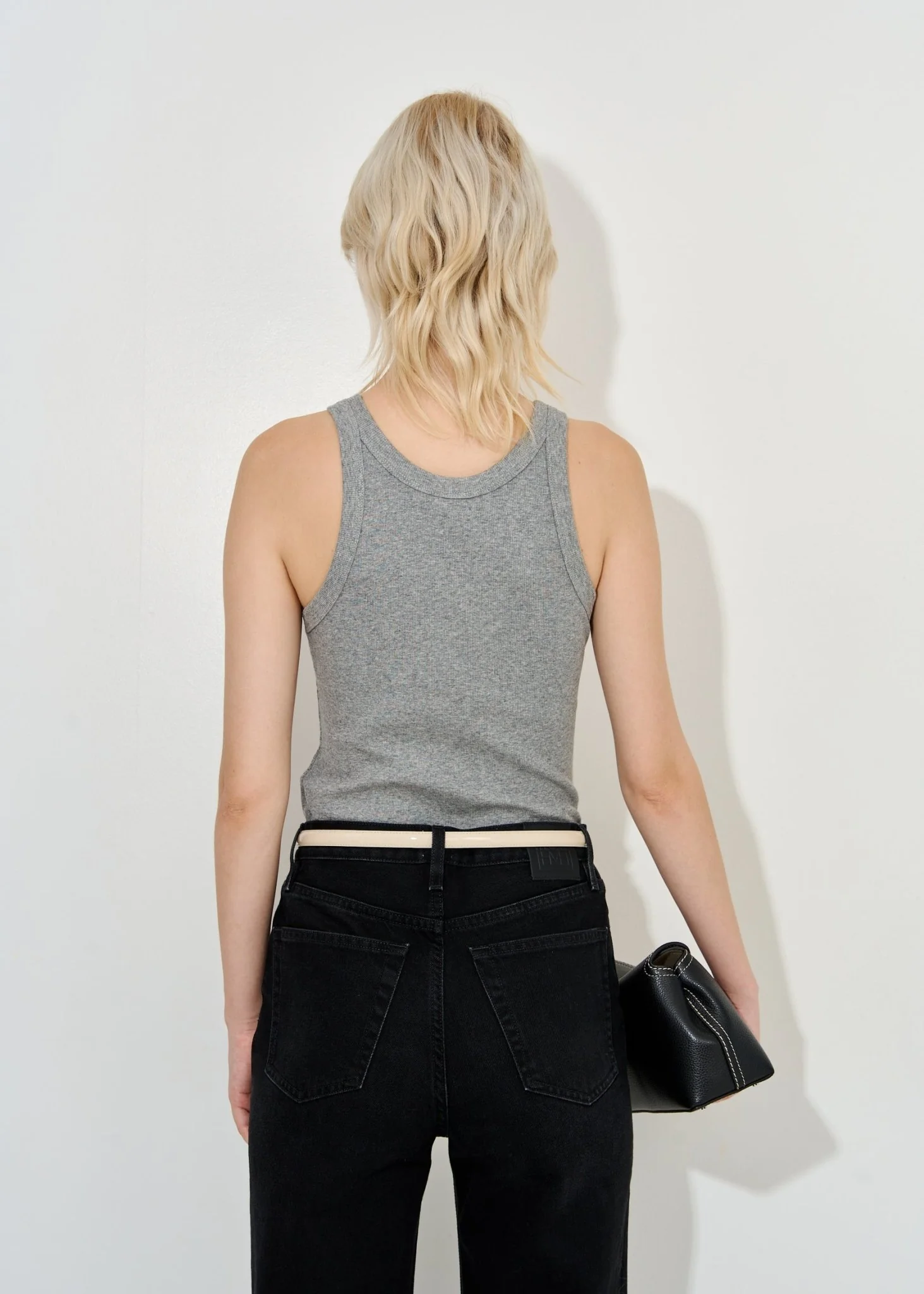Curved ribbed tank - Image 4
